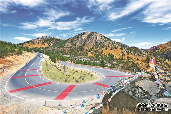 省道217线理亚路上的回头弯道。 省道217线理亚路上的回头弯道。