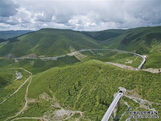 和自然融为一体的生态郎川路。 和自然融为一体的生态郎川路。